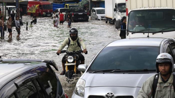 Banjir Genangi Jalan Raya Dayeuhkolot, Lalu Lintas Terganggu