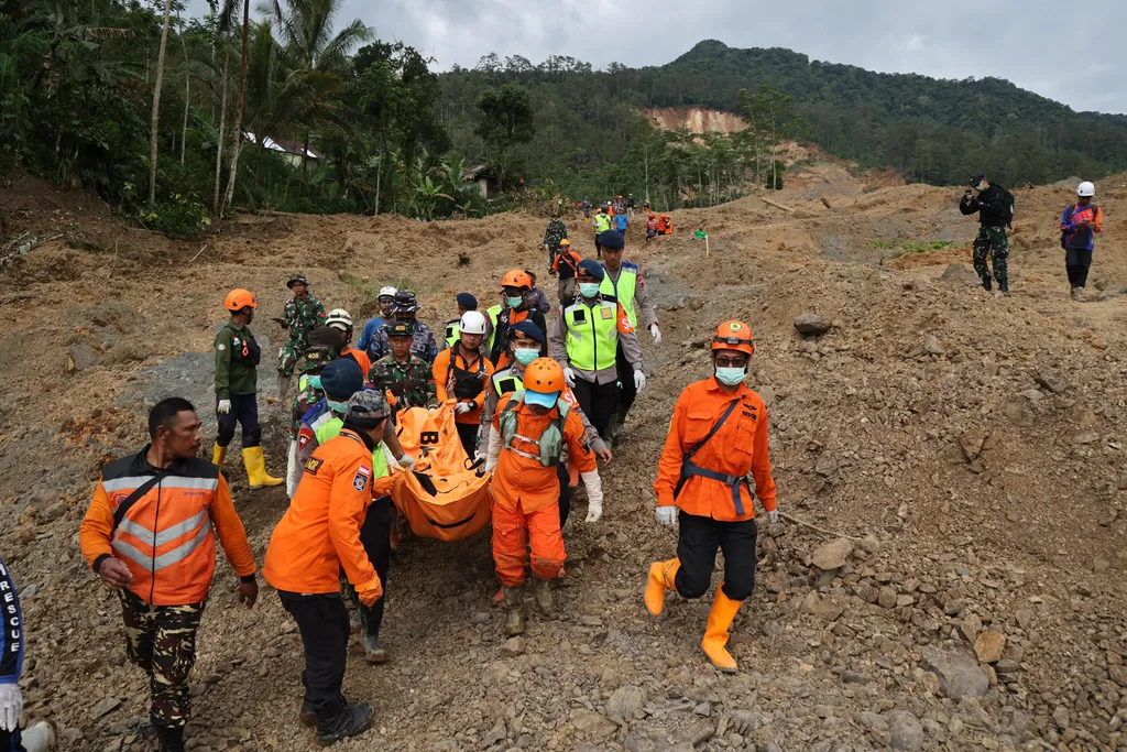 Evakuasi 18 Korban Longsor Banjarnegara Tersendat Akibat Hujan dan Angin Kencang