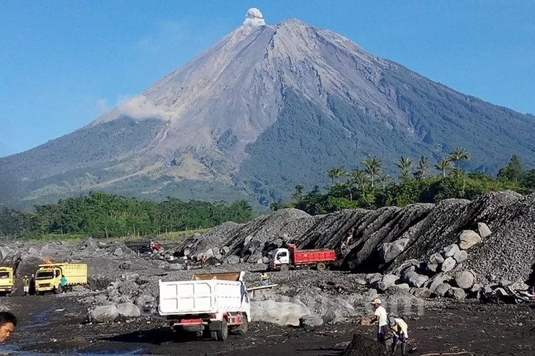 Status Awas Semeru: Penambangan Pasir di Lumajang Dihentikan Sementara Status Awas Semeru: Penambangan Pasir di Lumajang Dihentikan Sementara