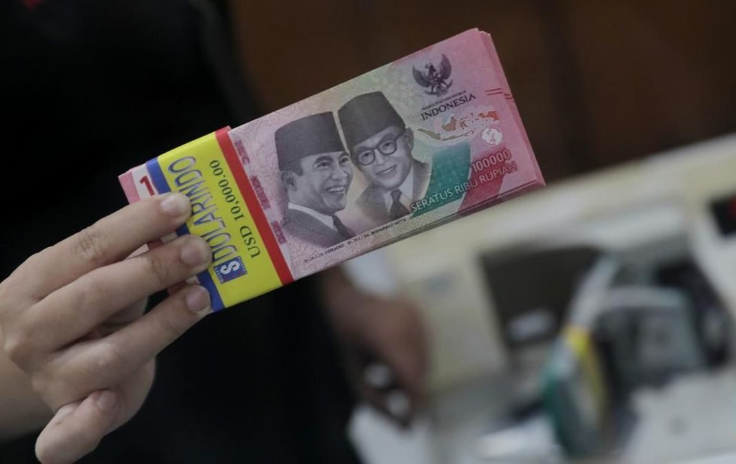 Minim Sentimen Domestik, Rupiah Kembali Loyo ke Level Rp16.xxx per Dolar AS