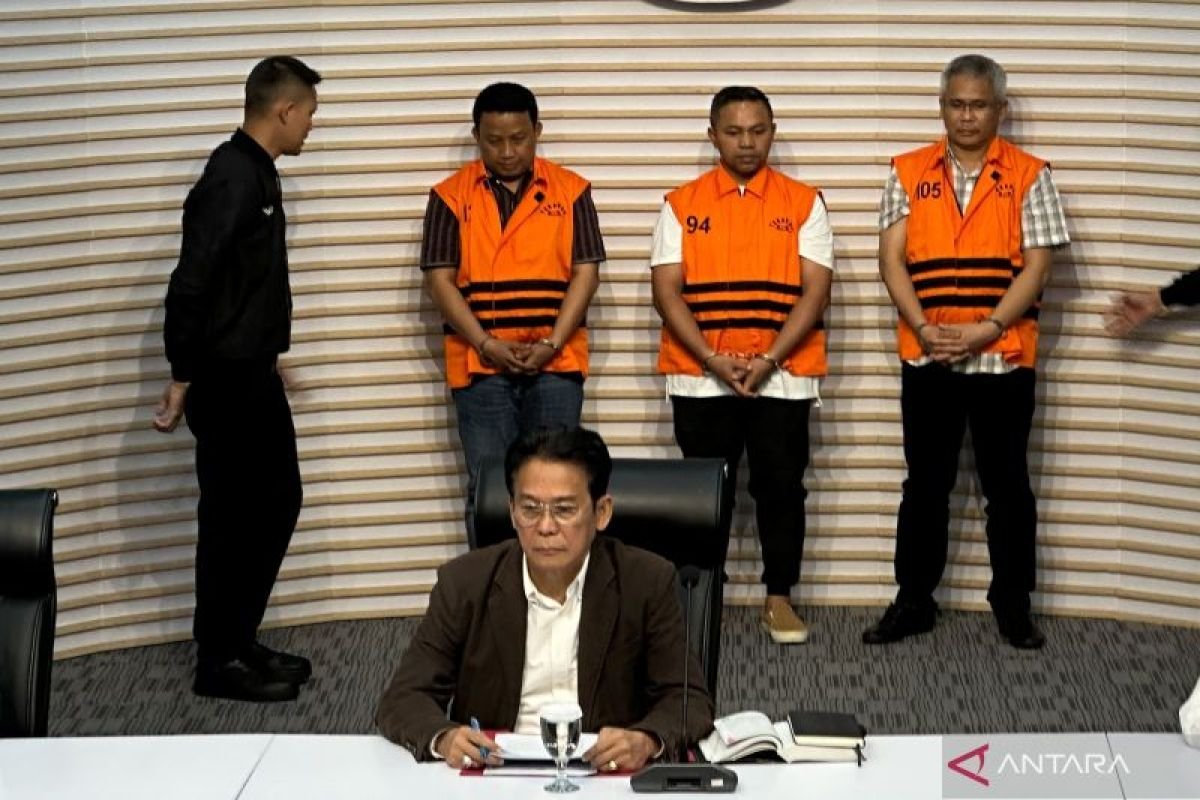 KPK Tetapkan Gubernur Riau dan Dua Pejabat Tersangka KPK Tetapkan Gubernur Riau dan Dua Pejabat Tersangka