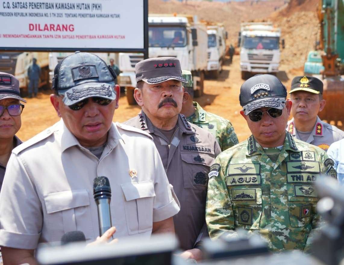 Menhan Sjafrie dan Panglima TNI Tinjau Penertiban Tambang Ilegal di Morowali Menhan Sjafrie dan Panglima TNI Tinjau Penertiban Tambang Ilegal di Morowali