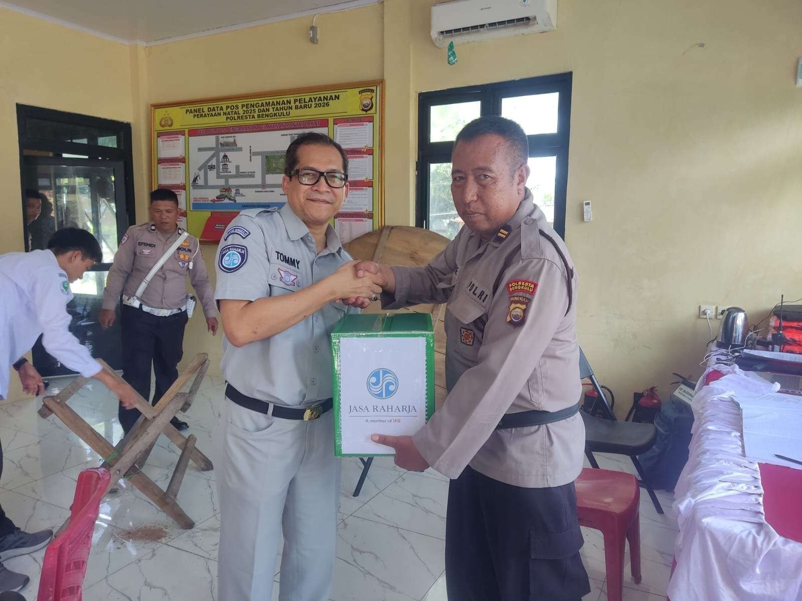 Jasa Raharja Bengkulu Bagikan Paket Sembako dan Cek Kesehatan di Posko Nataru