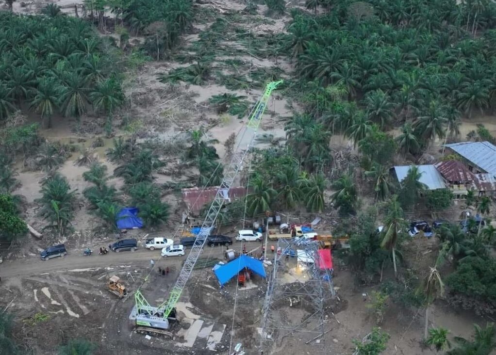 Tower Darurat dari Crane, Strategi PLN Pulihkan Listrik Aceh dengan Cepat