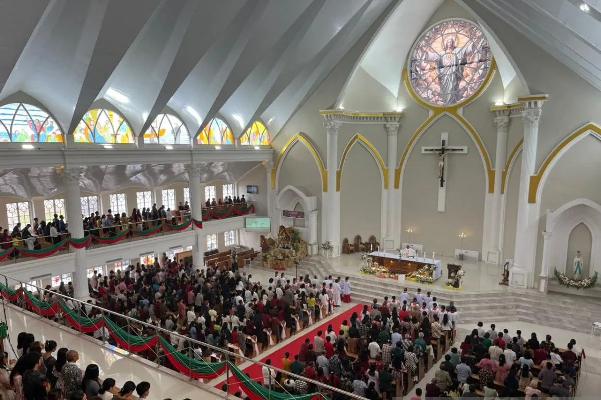 Rayakan Natal, Warga Kendari Bagikan Sembako Demi Pererat Tali Silaturahmi