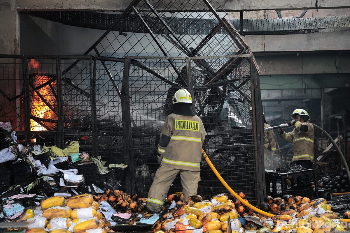 Pasar Induk Kramat Jati Terbakar, Pemadaman dan Evakuasi Sedang Berlangsung