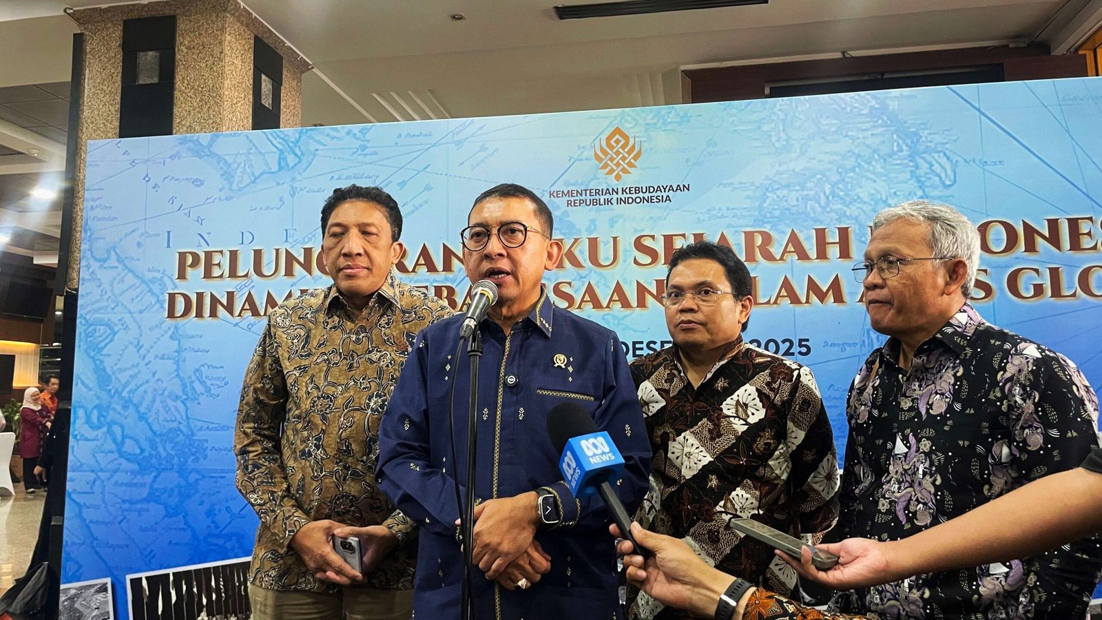 Transformasi Pendidikan: Menbud Fadli Distribusikan Buku Sejarah Secara Digital