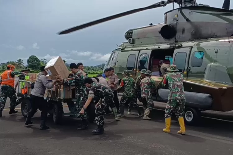 Tujuh Helikopter Turun Tangan Kirim Bantuan ke Daerah Terisolasi Sumatera Utara Tujuh Helikopter Turun Tangan Kirim Bantuan ke Daerah Terisolasi Sumatera Utara