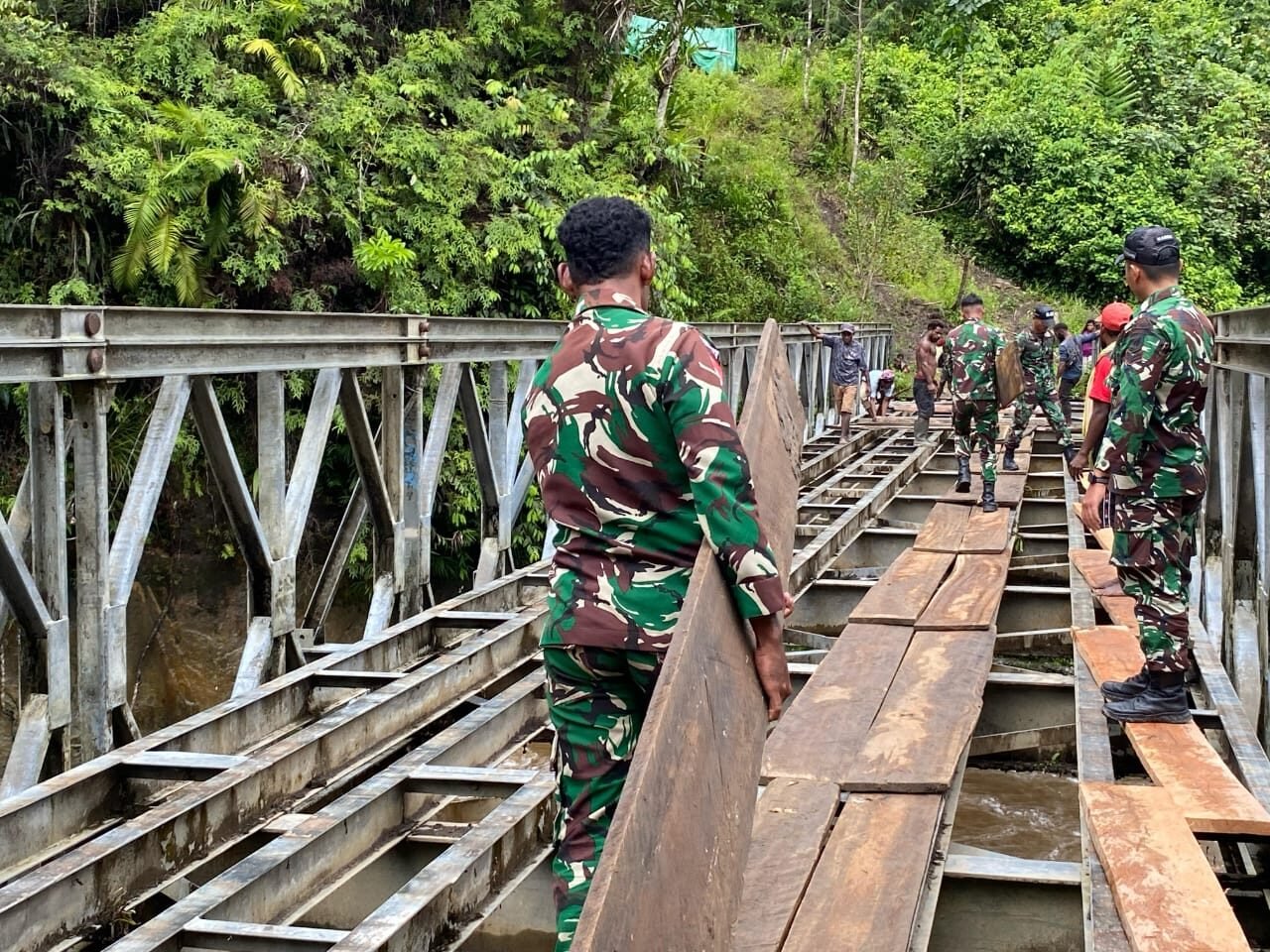 TNI Dirikan Jembatan Darurat demi Lancarkan Distribusi Logistik TNI Dirikan Jembatan Darurat demi Lancarkan Distribusi Logistik