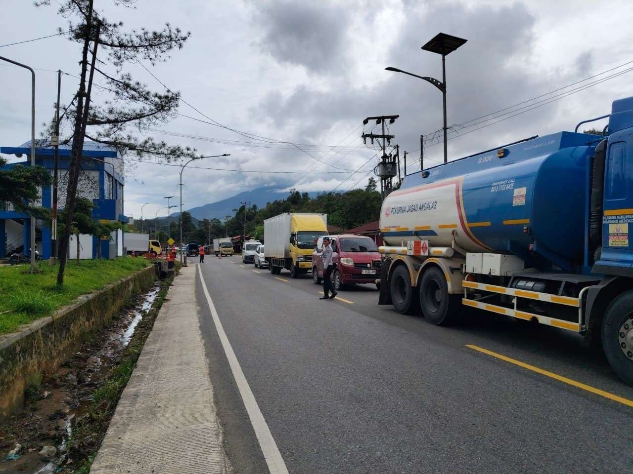 Pemprov Sumbar Perketat Arus Lalu Lintas di Sitinjau Lauik Jelang Libur Pemprov Sumbar Perketat Arus Lalu Lintas di Sitinjau Lauik Jelang Libur