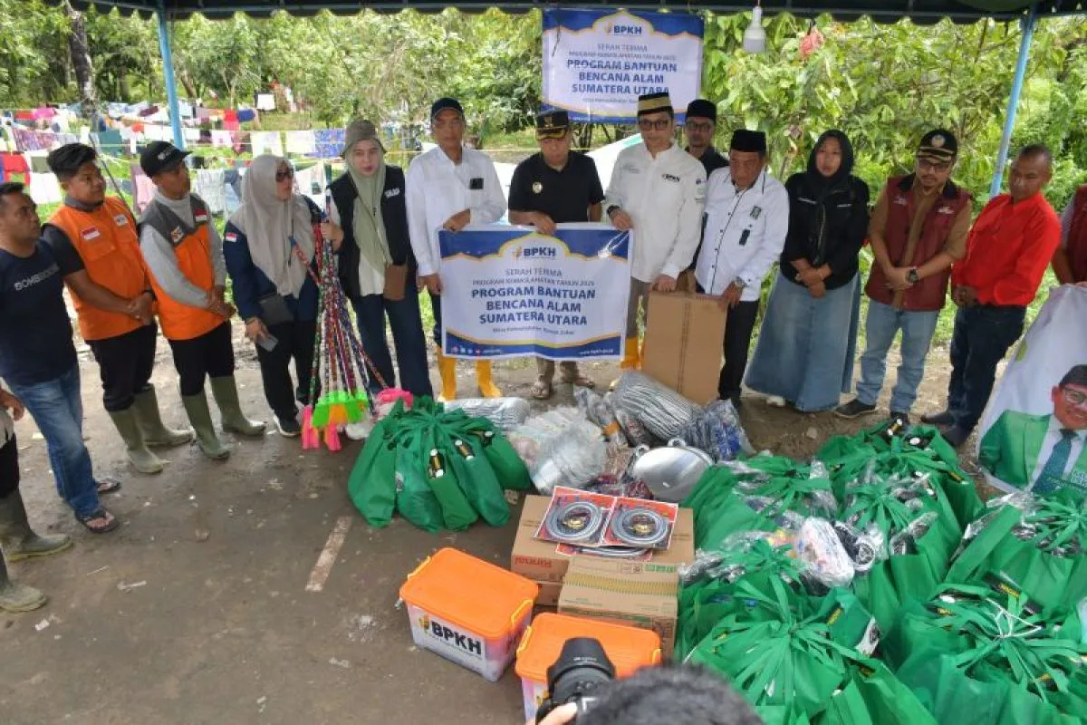 Ketua Komisi VIII DPR Serahkan Bantuan Korban Bencana di 7 Titik Tapsel Ketua Komisi VIII DPR Serahkan Bantuan Korban Bencana di 7 Titik Tapsel