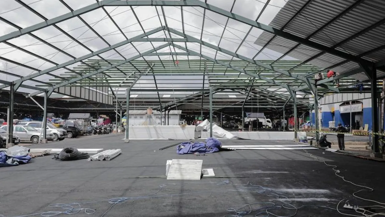 Pedagang Pasar Kramat Jati Mulai Pindah ke Penampungan Sementara