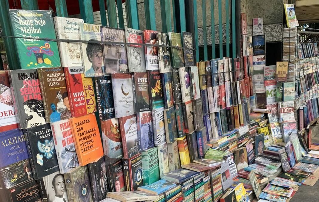 Aksi Viral: Bapak Ini Diam-diam Bantu Remaja Penjual Buku