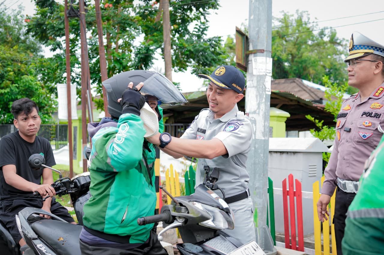 Komitmen Keselamatan Lalu Lintas, Jasa Raharja Cabang Mamuju Bersama Ditlantas Polda Sulbar Bagikan Helm dan Sosialisasikan Keselamatan Berkendara