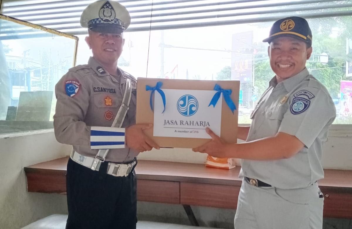 Pemberian Bingkisan Simpati dari Jasa Raharja Bandung Kepada Mitra Kerja di Pos Terpadu Pelayanan Natal 2025 dan Tahun Baru 2026 di Kota Bandung Pemberian Bingkisan Simpati dari Jasa Raharja Bandung Kepada Mitra Kerja di Pos Terpadu Pelayanan Natal 2025 dan Tahun Baru 2026 di Kota Bandung