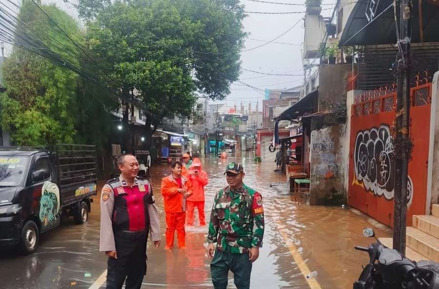 Update banjir Jakarta Jumat sore, 23 Januari 2026: 140 RT dan 16 ruas jalan tergenang hingga 120 cm