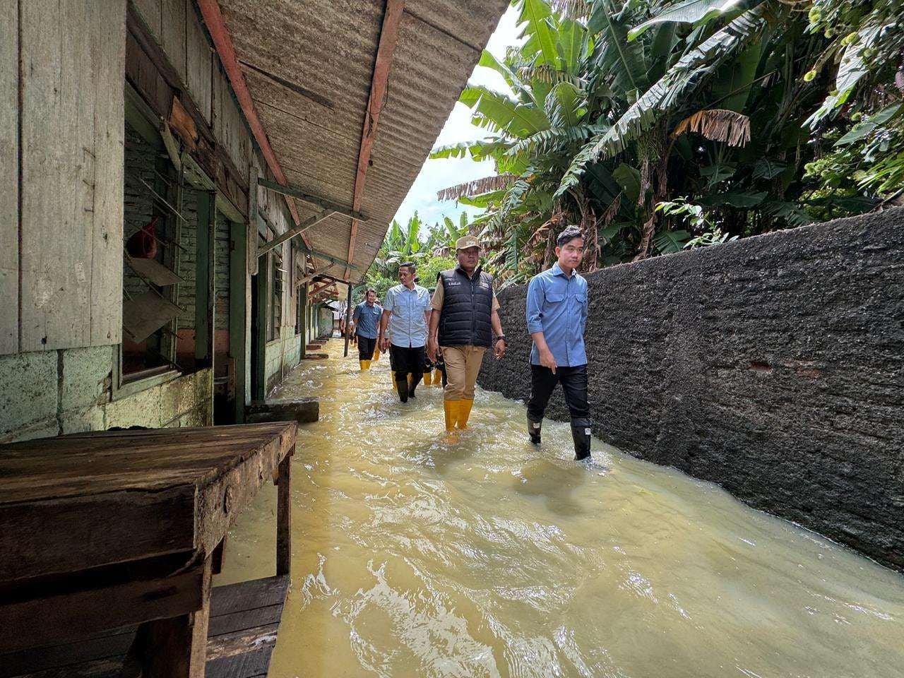 Tinjau Lokasi Banjir Karawang, Wapres Instruksikan Penanganan Cepat bagi Warga
