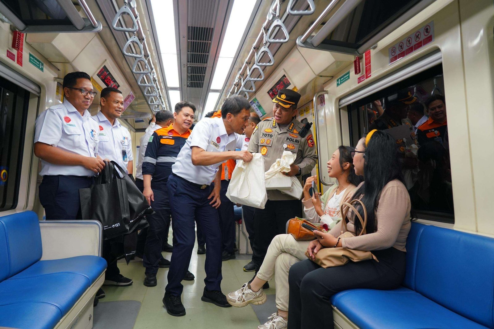 Dirut KAI Sapa Langsung Penumpang LRT Jabodebek di Malam Tahun Baru