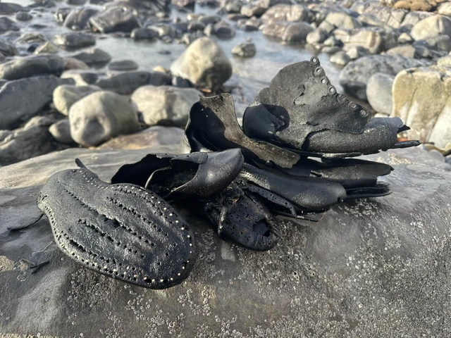 Viral Penemuan Ratusan Sepatu Kulit Abad ke-19 di Pantai Inggris