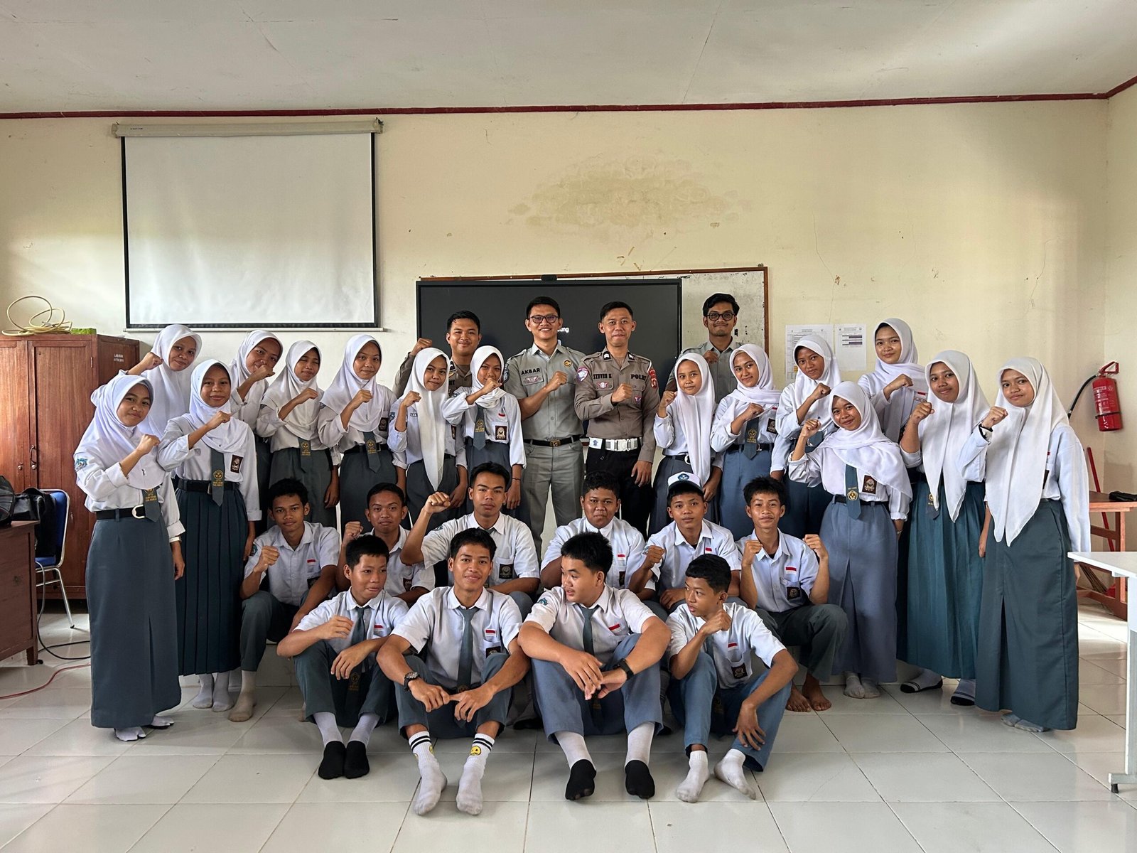 Januari Bulan Tertib Helm – Jasa Raharja Cabang Mamuju Laksanakan Safety Campaign dan PPKL Bersama Ditlantas Polda Sulbar di SMA Negeri 2 Kalukku