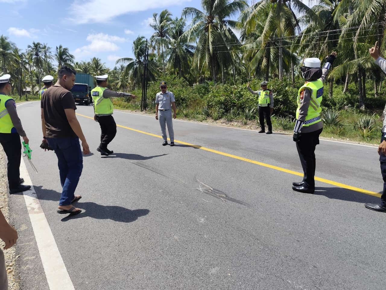 Jasa Raharja Mempawah Bersama Satlantas dan Dishub Lakukan Olah TKP Kecelakaan Maut di Jalan Raya Kuala, Tiga Korban Meninggal Dunia Jasa Raharja Mempawah Bersama Satlantas dan Dishub Lakukan Olah TKP Kecelakaan Maut di Jalan Raya Kuala, Tiga Korban Meninggal Dunia