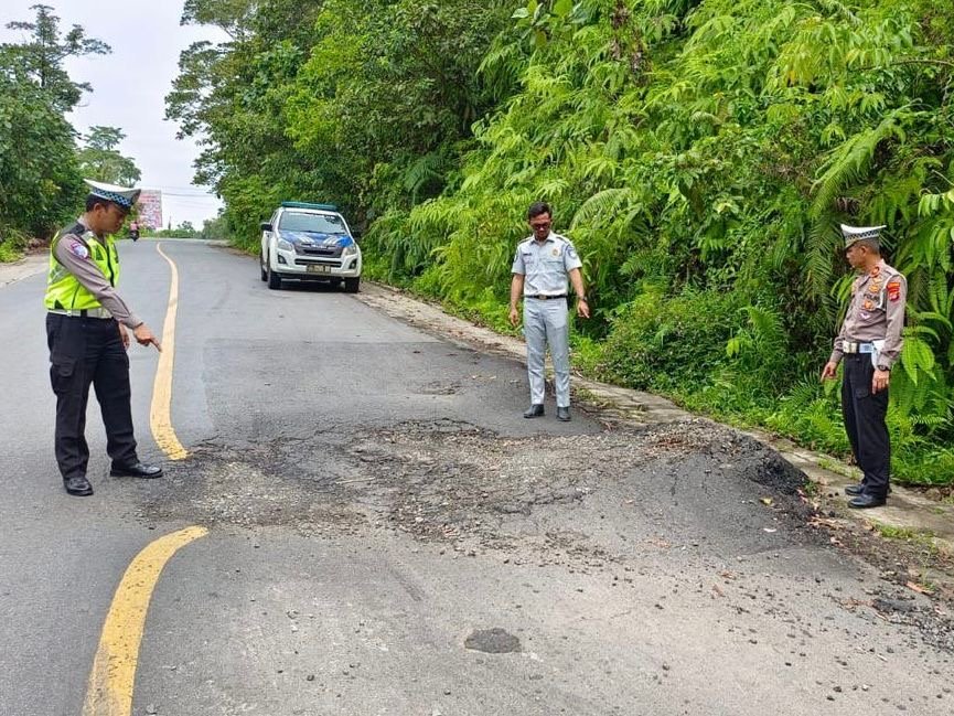 Jasa Raharja bersama Mitra Laksanakan Giat Pemasangan Banner Keselamatan dan Pengecekan Jalan Rusak di Jalan Lintas Barat Pesisir Barat