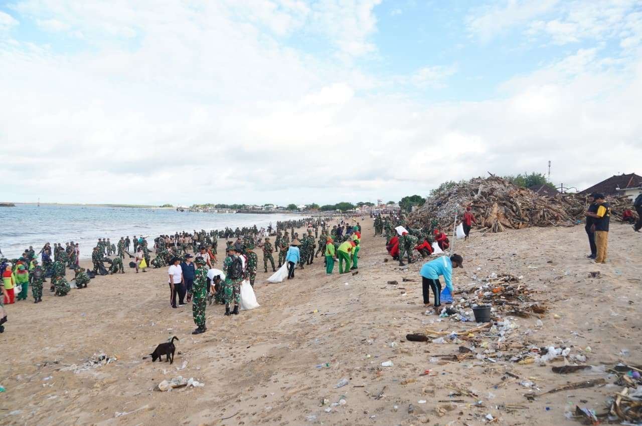 Kodam IX/Udayana Pimpin Pembersihan Sampah di Kawasan Wisata Kuta dan Kedonganan