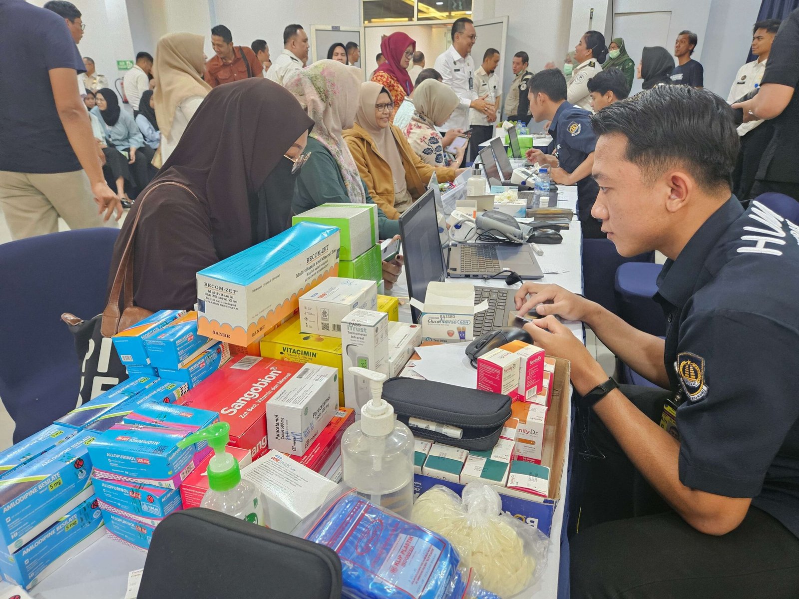 Imigrasi Soetta Perketat Pengawasan Penumpang Umrah demi Minimalisir Kasus TPPO Imigrasi Soetta Perketat Pengawasan Penumpang Umrah demi Minimalisir Kasus TPPO