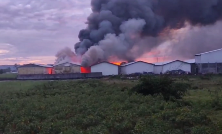 Kebakaran Besar Gudang Tembakau Kudus: 10 Mobil Pemadam Kebakaran Diterjunkan