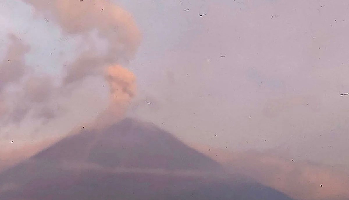 Gunung Semeru Erupsi 7 Kali, Kolom Abu Teramati Setinggi 1.000 Meter di Atas Puncak