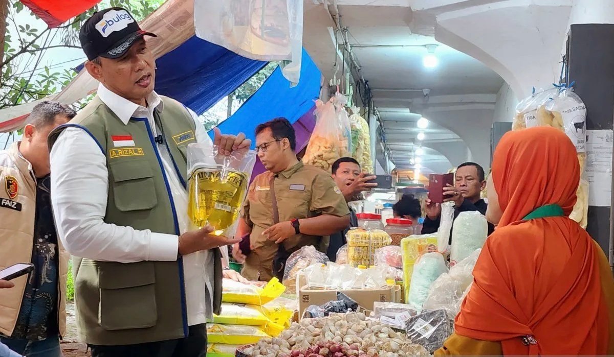 Dirut Bulog Cek Harga dan Stok Pangan di Pasar Kota Semarang Dirut Bulog Cek Harga dan Stok Pangan di Pasar Kota Semarang