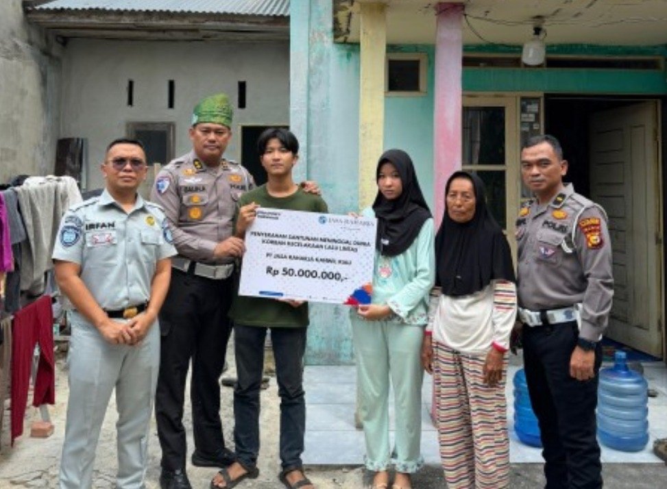 Jasa Raharja Riau Salurkan Santunan Korban Kecelakaan Viral, Pedagang Tisue Ditabrak Truk