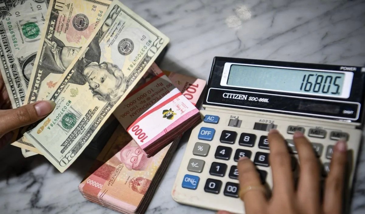 Rupiah Hari Ini Dibuka Menguat, Harga Minyak Mentah yang Melandai Jadi Angin Segar