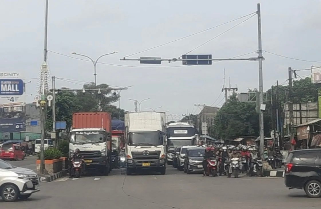 Jalur Pantura Bekasi Ramai Lancar, Volume Kendaraan Meningkat Namun Tetap Terkendali