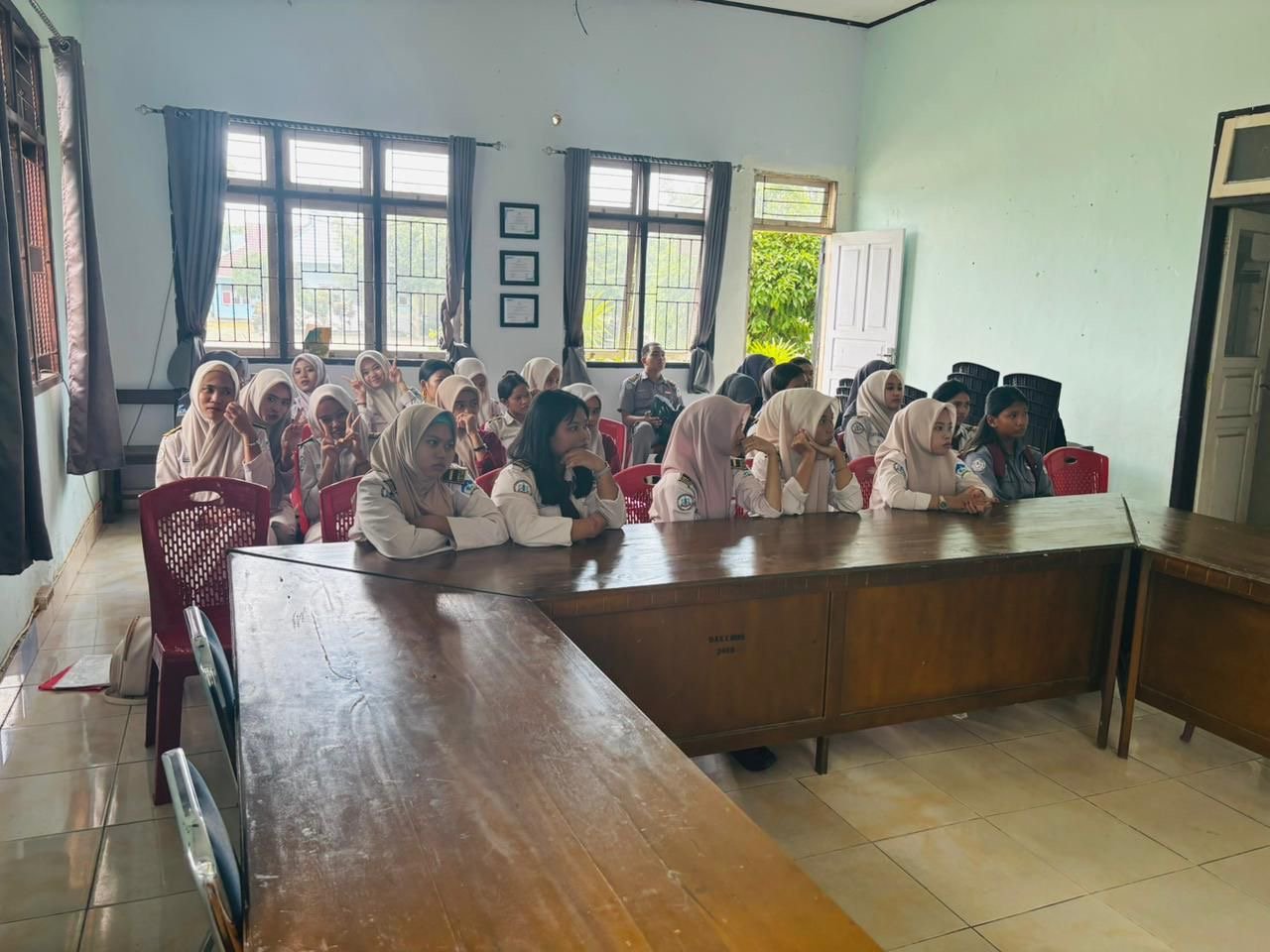 Tingkatkan Kesadaran Berkendara, Jasa Raharja Palopo Gelar PPKL Dan Sosialisasi Keselamatan Berlalu Lintas di SMKN 2 Tomoni