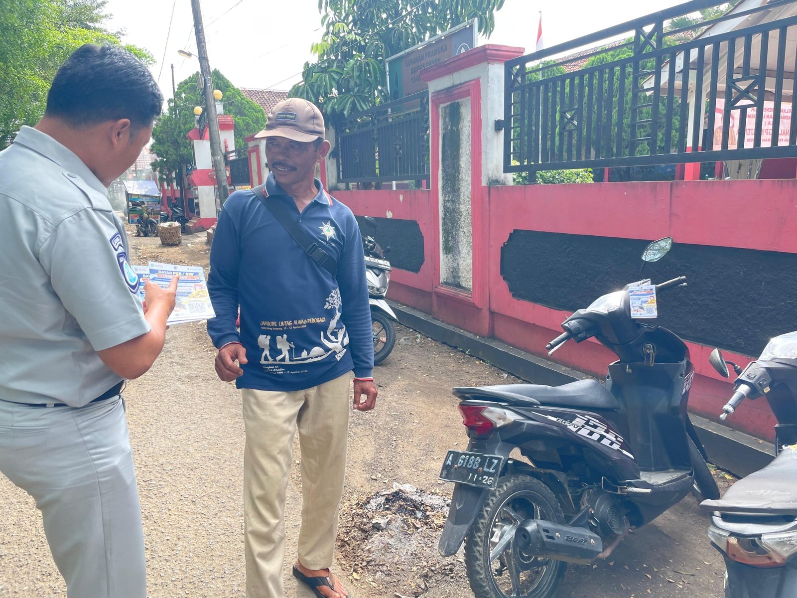 Jasa Raharja Gantung Informasi di Kendaraan Mati Pajak, Gebrakan Hang Tag di Parkir Umum Alun-alun Malingping