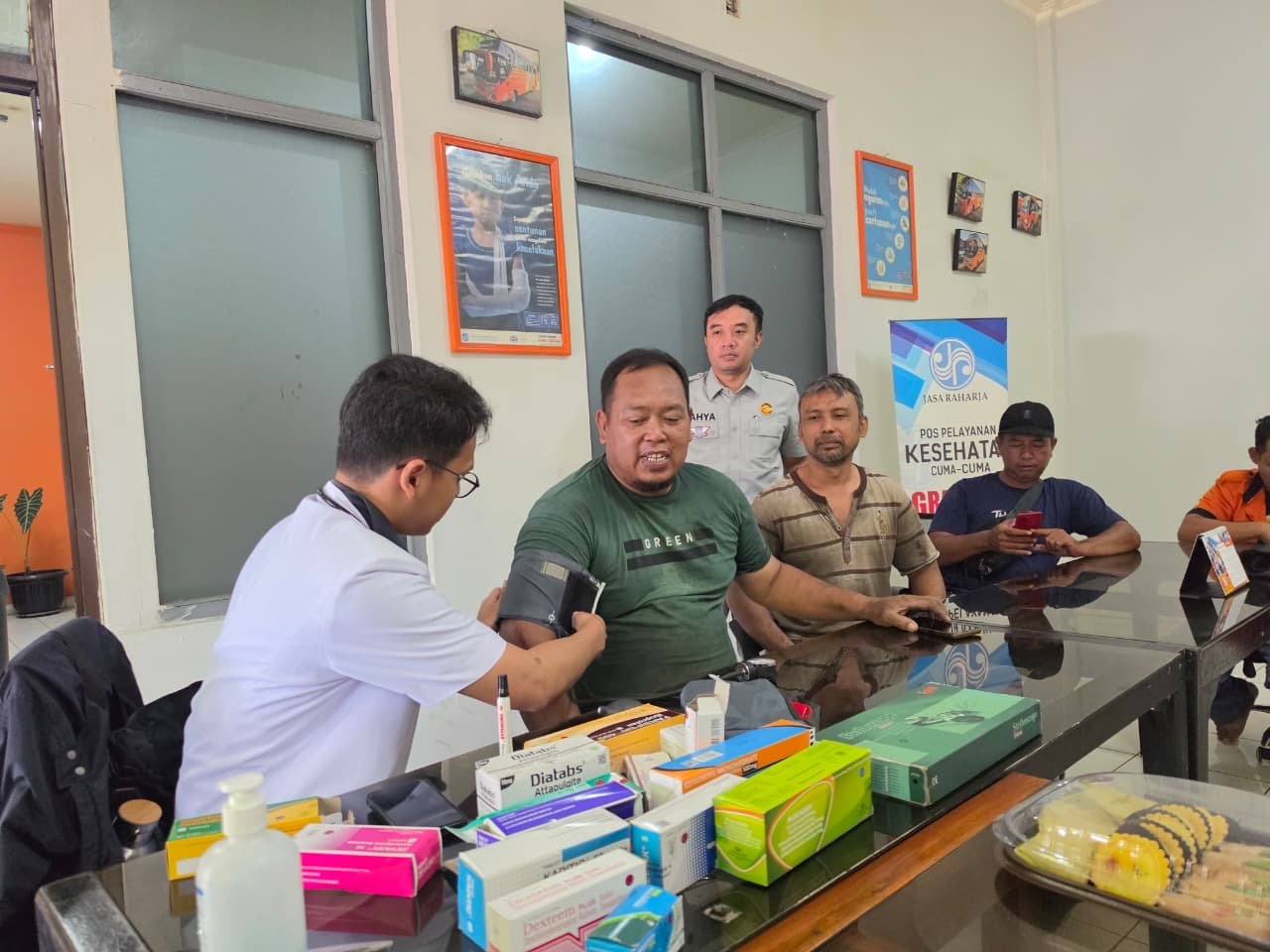 Jasa Raharja Karawang Gelar Layanan Kesehatan Gratis bagi Kru Bus di PO Berlio Anugrah Putra