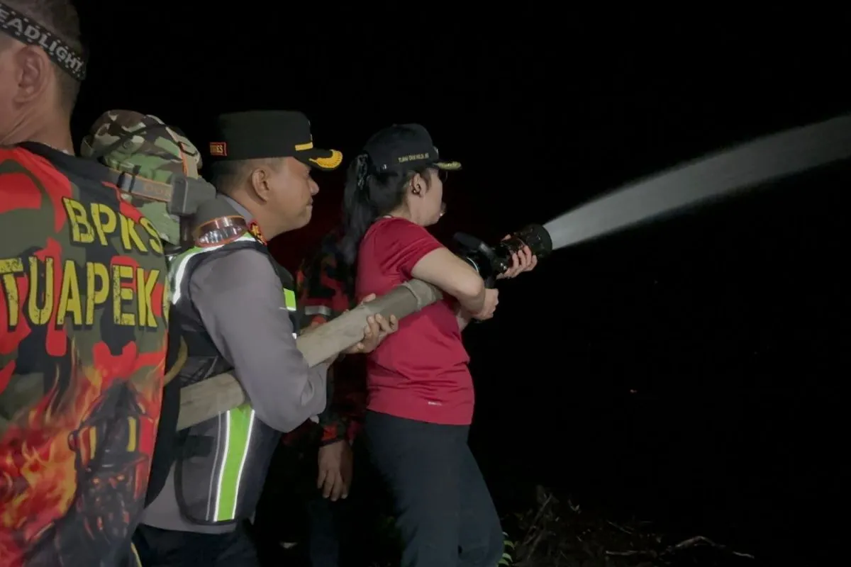 Tim Gabungan Gerak Cepat Tangani Karhutla di Akses Menuju Bandara Singkawang Tim Gabungan Gerak Cepat Tangani Karhutla di Akses Menuju Bandara Singkawang