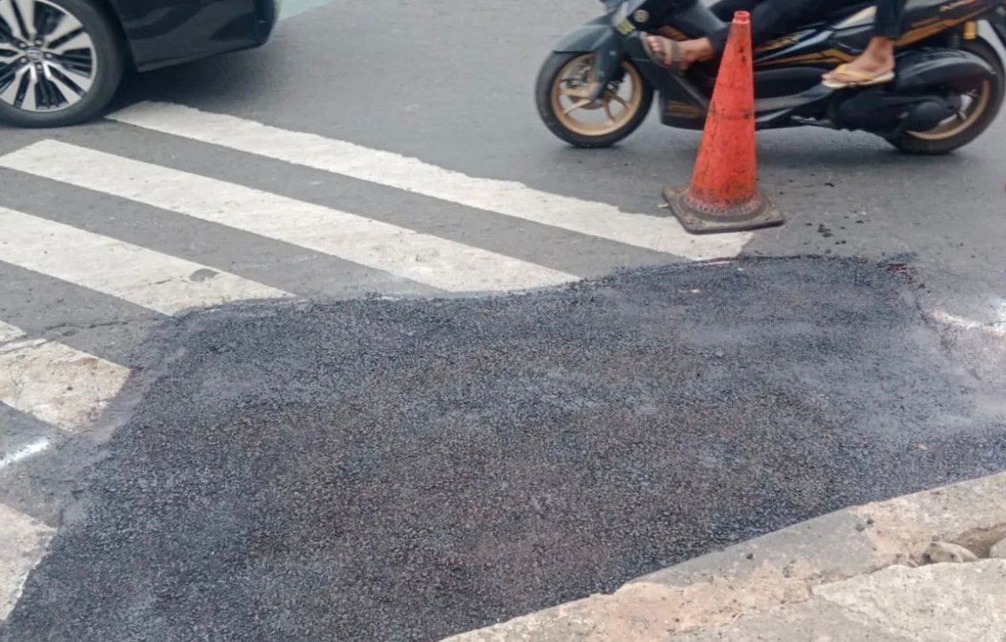 Jalan Dewi Sartika Amblas, Diduga Akibat Proyek Bekas Galian Utilitas