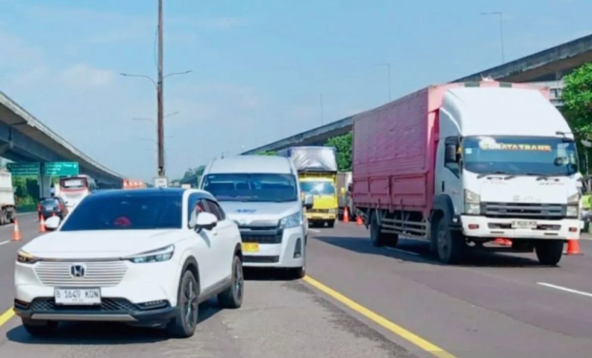 Urai Kemacetan Libur Panjang, Rekayasa Lalu Lintas Contraflow Berlaku di Tol Japek