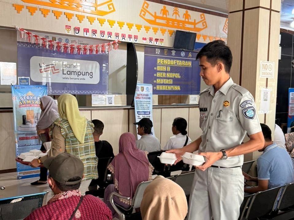 Tim Samsat Pringsewu Gelar Jumat Berkah, Dorong Kepatuhan Wajib Pajak