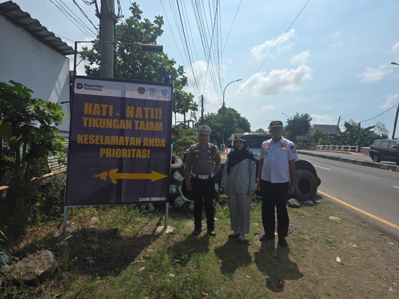 Jasa Raharja Indramayu Bersama Stakeholder Tinjau Pemasangan Spanduk Reflektor dan Lampu Rotator di Titik Rawan Kecelakaan