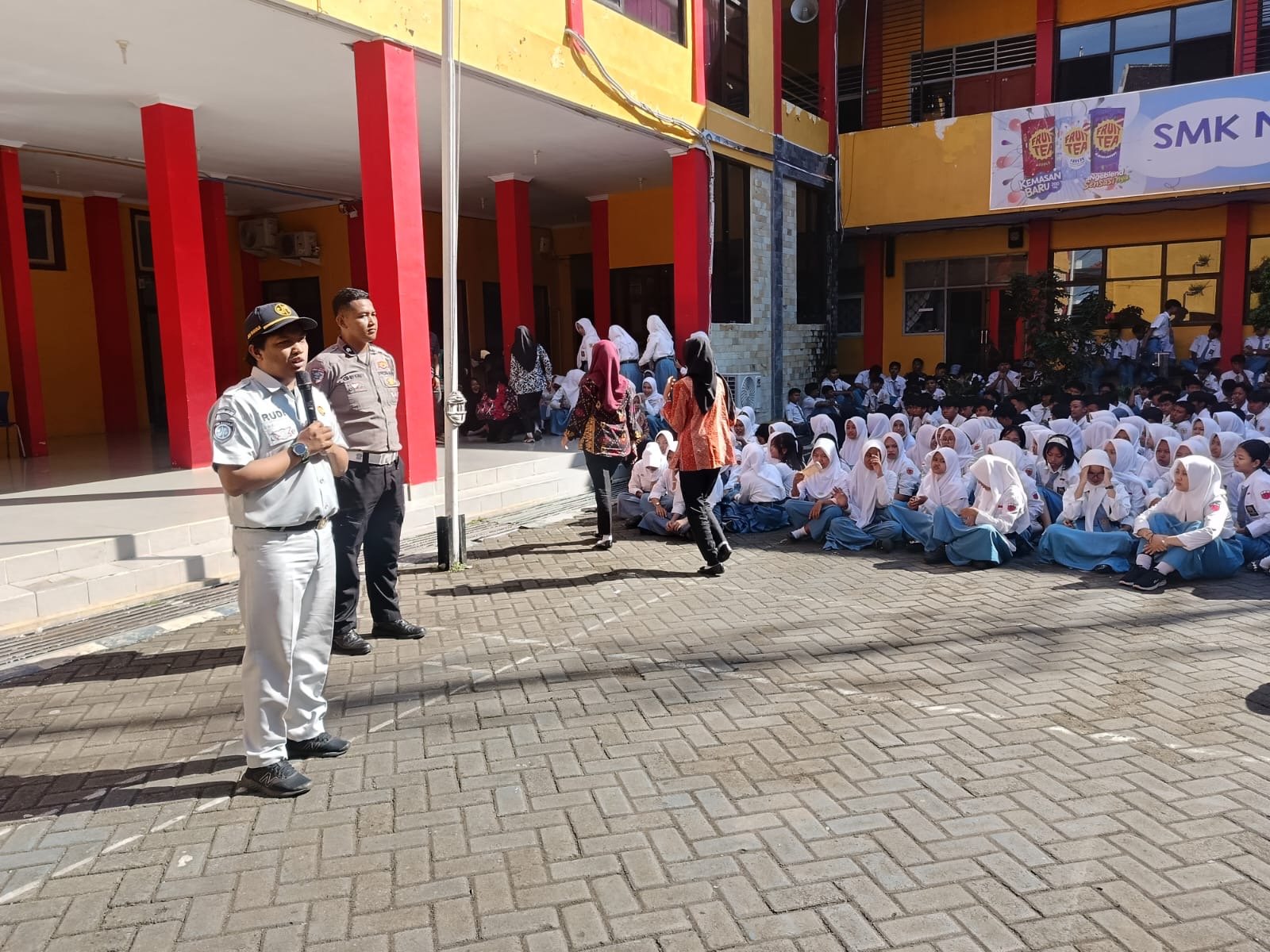 Tumbuhkan Disiplin Berkendara, Satlantas Polres Jember dan Jasa Raharja Edukasi Pelajar SMKN 4 Jember