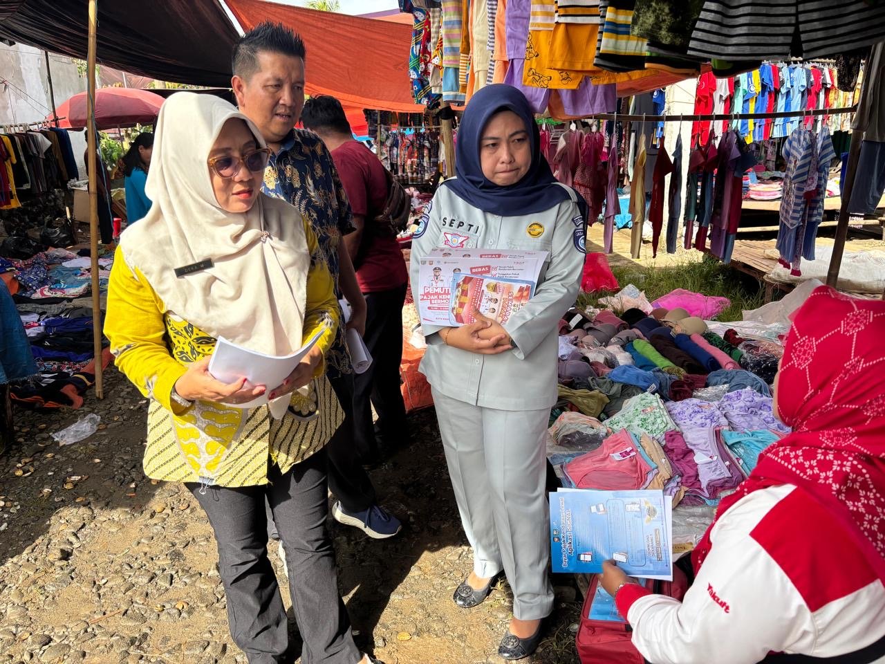 Tim Pembina Samsat Bengkulu Tengah Sosialisasikan Program Pemutihan Pajak di Pasar Taba Penanjung