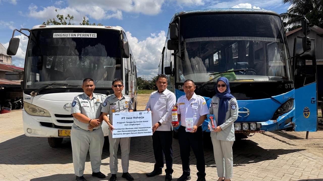 Jasa Raharja Sulawesi Tenggara Salurkan Bantuan Alat Keselamatan kepada Perum DAMRI Kendari