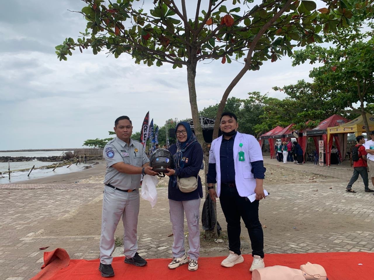 Jasa Raharja Indramayu Gelar MUKL, PPGD, dan SIGAP Keselamatan di Pantai Tirta Pesona Juntinyuat