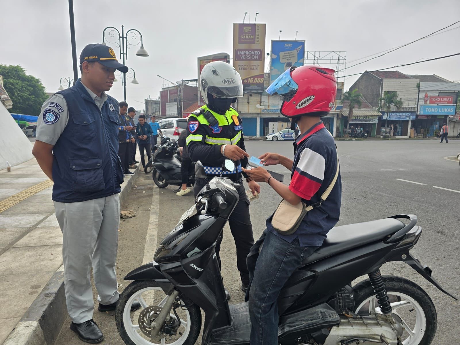 Tim Pembina Samsat Beserta Stakeholder Terkait Melakukan Pengecekan Pajak Kendaraan Bermotor Di Karawang Guna Tingkatkan Kepatuhan