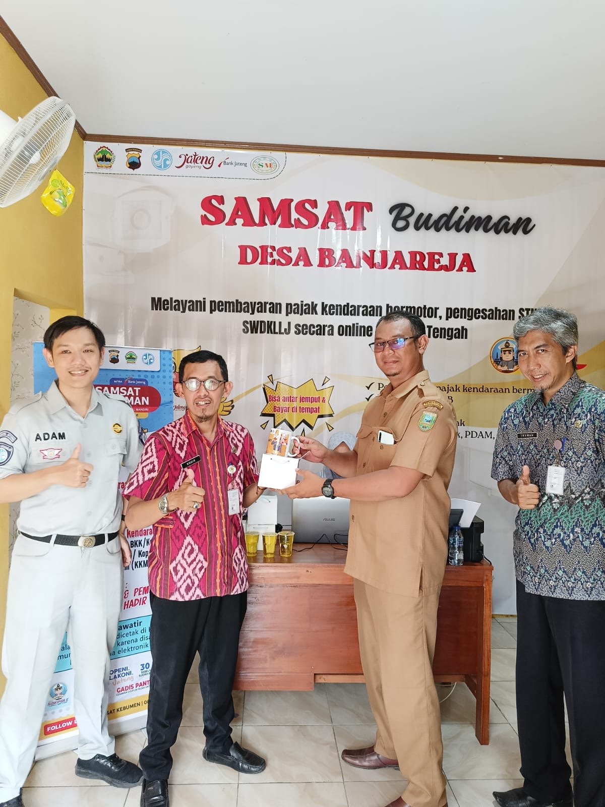 Tim Pembina Samsat Kabupaten Kebumen Bersama Bupati Resmikan Loket Samsat Budiman di Desa Banjareja