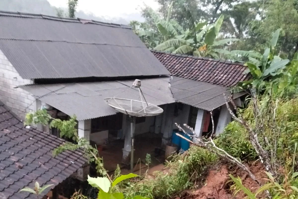 Pacitan Diterjang Longsor: Empat Rumah Rusak, Warga Diimbau Waspada