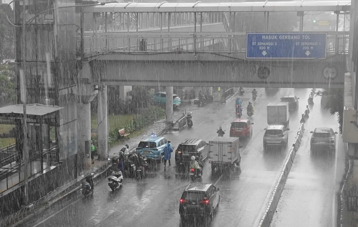 Ramalan Cuaca Jakarta Senin: Pagi hingga Sore Berpotensi Hujan, Siapkan Payung!